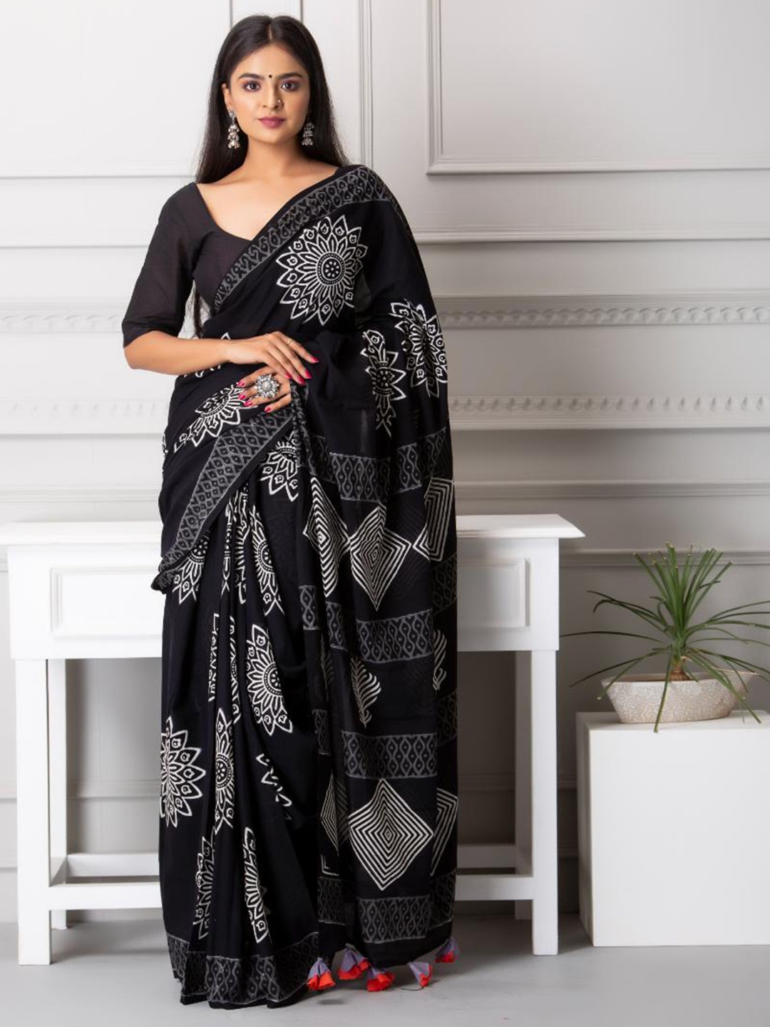 

Baisacrafts Black & White Pure Cotton Block Print Saree