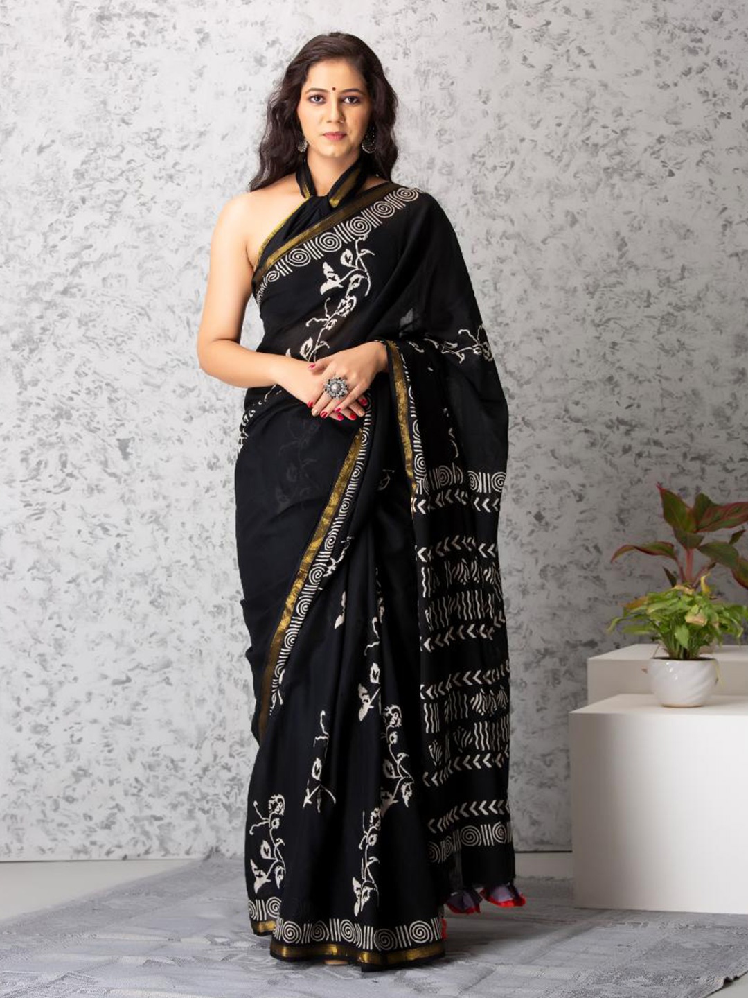 

Baisacrafts Women Black & Gold-Toned Ethnic Motifs Zari Pure Cotton Saree