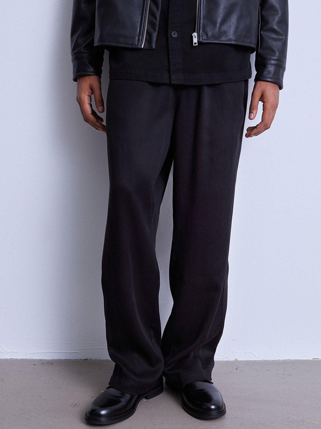 

H&M Men Black Solid Loose Fit Lyocell Joggers