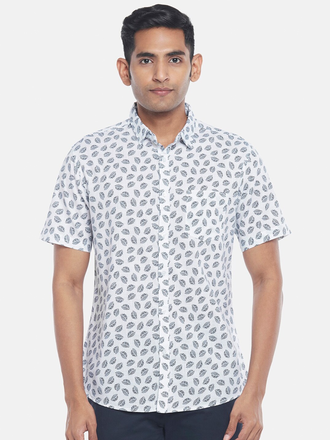 

BYFORD by Pantaloons Men White Slim Fit Printed Casual Shirt