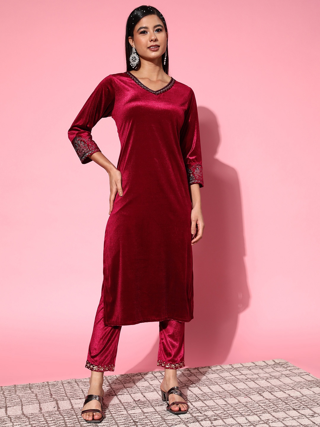 

Shae by SASSAFRAS Women Solid Velvet Velvet Kurta Set, Maroon