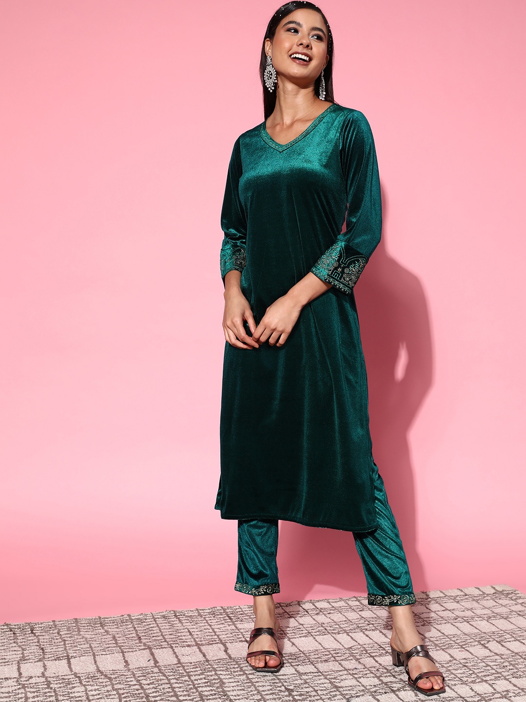 

Shae by SASSAFRAS Women Solid Velvet Velvet Kurta Set, Green