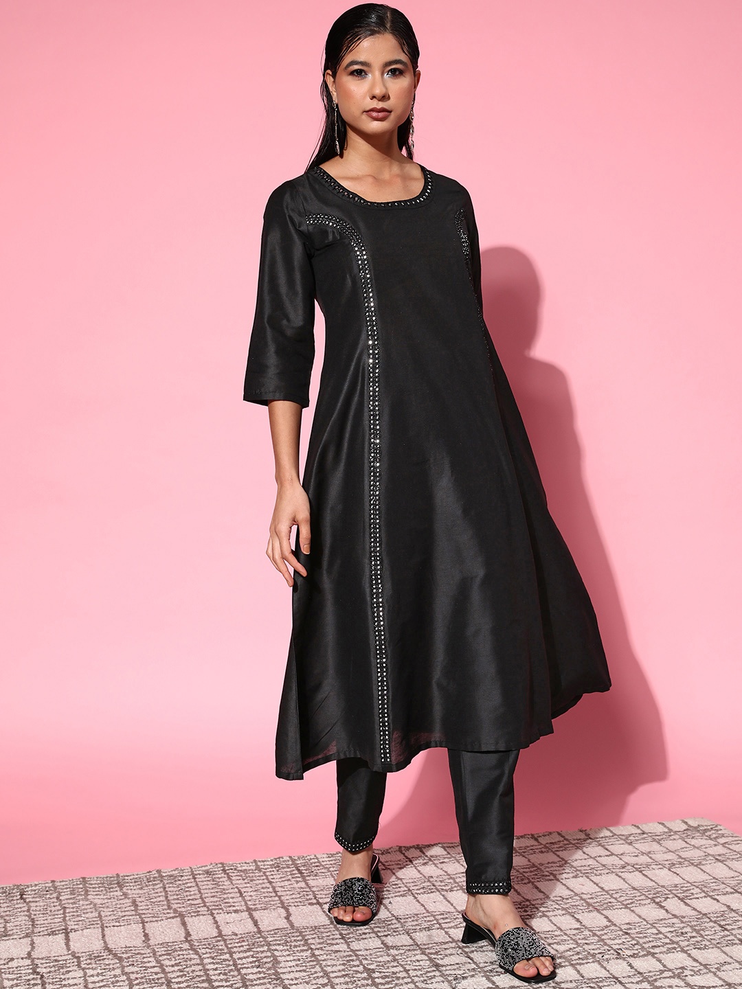 

Shae by SASSAFRAS Women Solid Poly-Silk Hyper Texture Kurta Set, Black