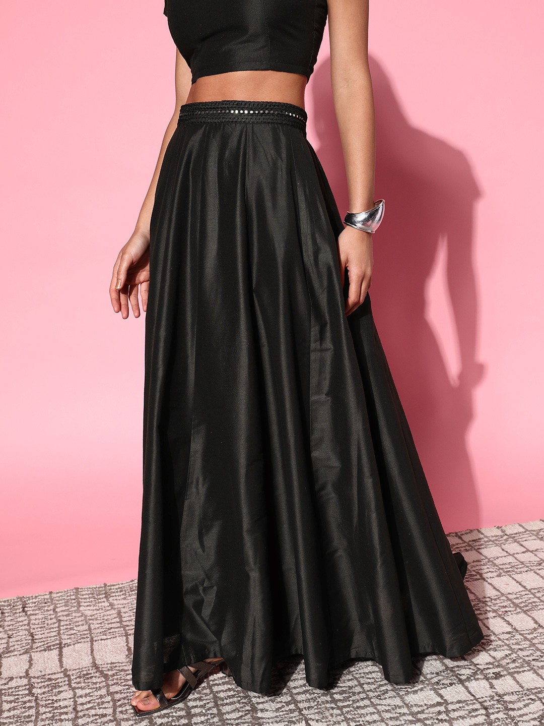 

Shae by SASSAFRAS Black Solid Volume Control Skirt