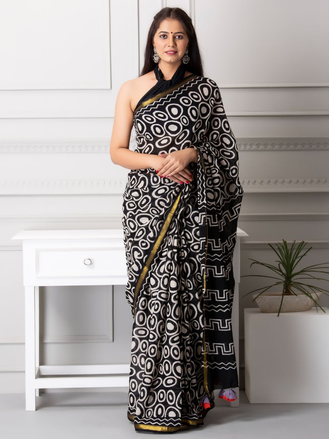 

Baisacrafts Women Black & White Pure Cotton Block Print Saree