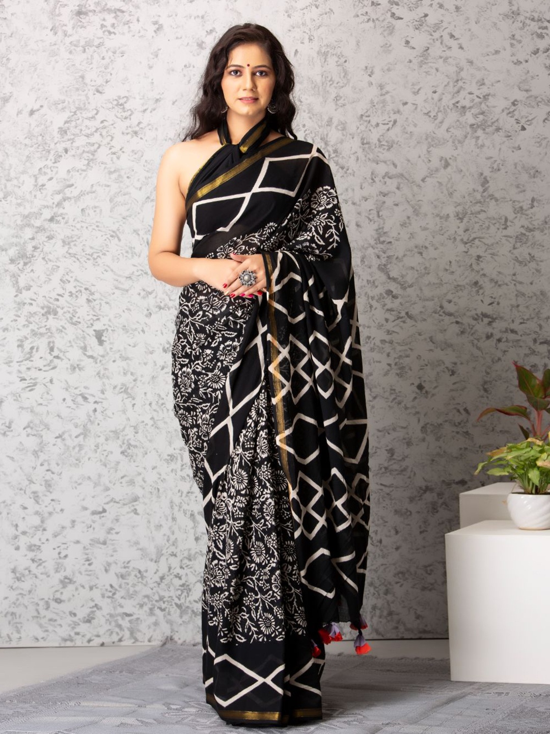 

Baisacrafts Women Black & White Floral Pure Cotton Block Print Saree