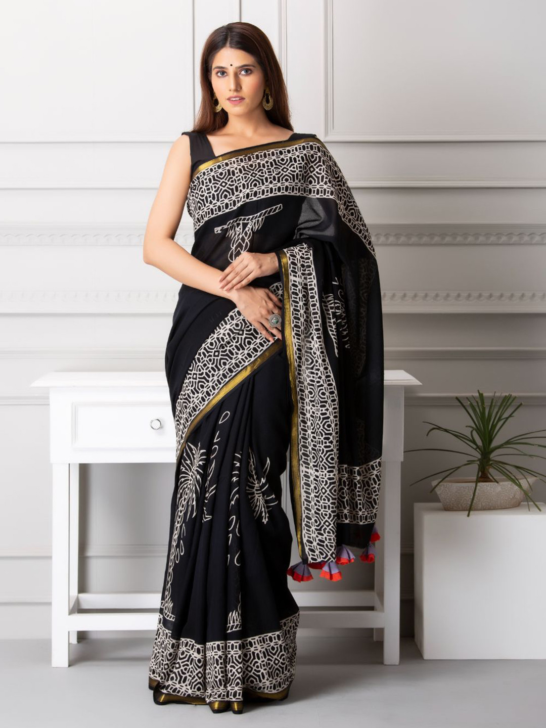 

Baisacrafts Black & White Floral Zari Pure Cotton Block Print Saree