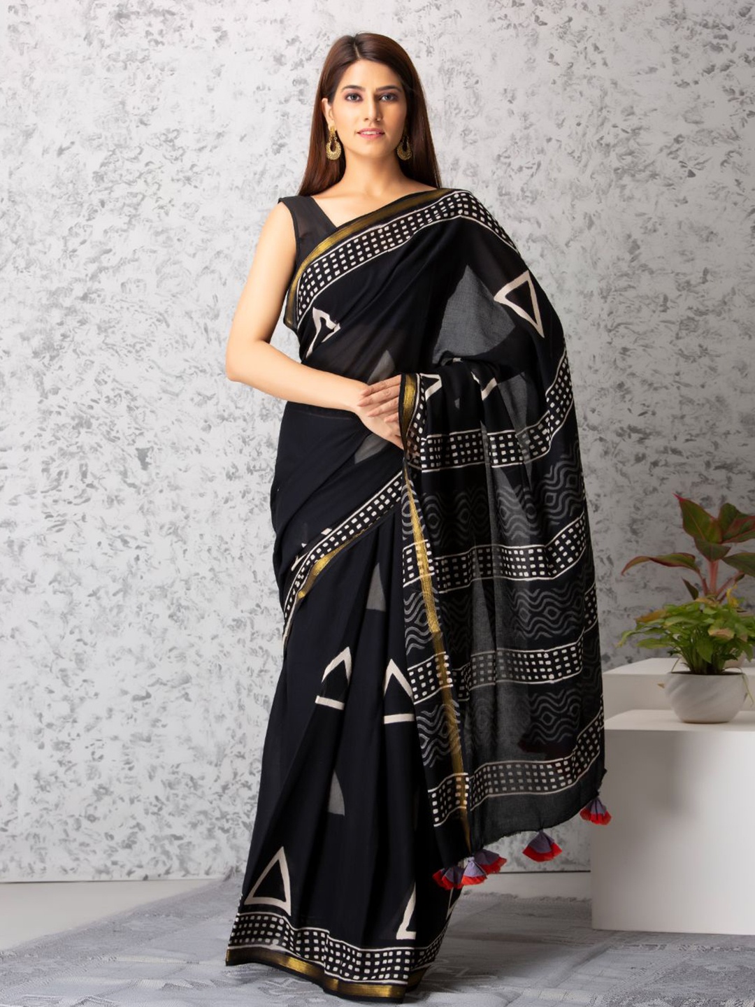 

Baisacrafts Black & White Floral Zari Pure Cotton Block Print Saree