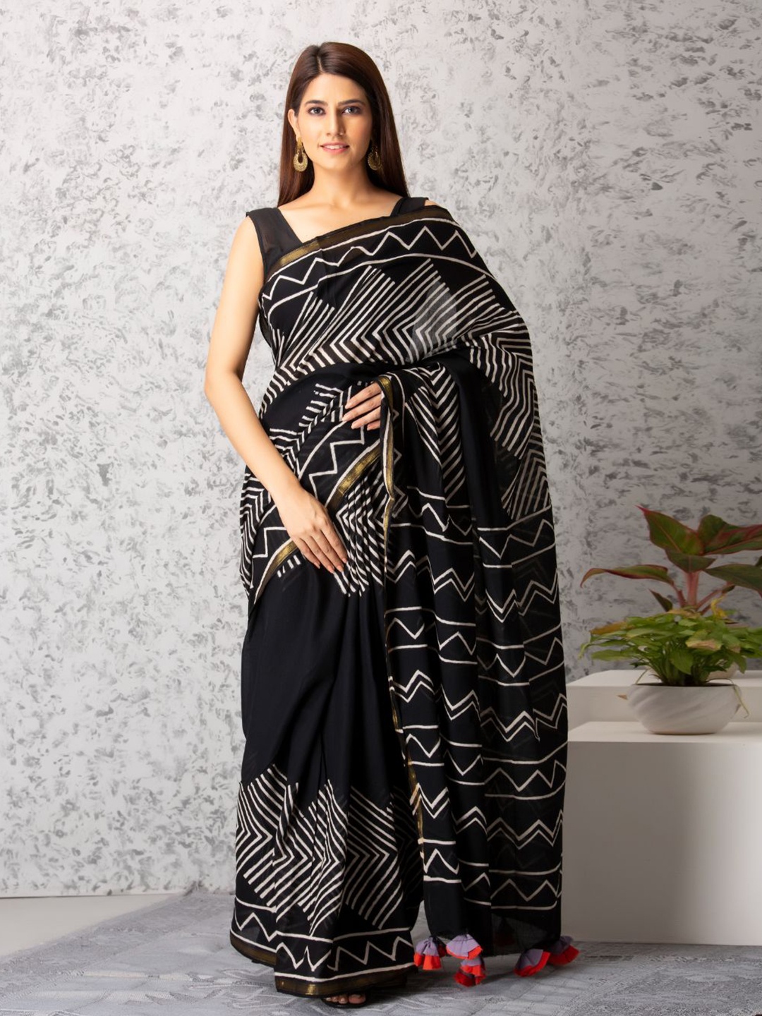 

Baisacrafts Black & White Zari Pure Cotton Block Print Saree With Blouse