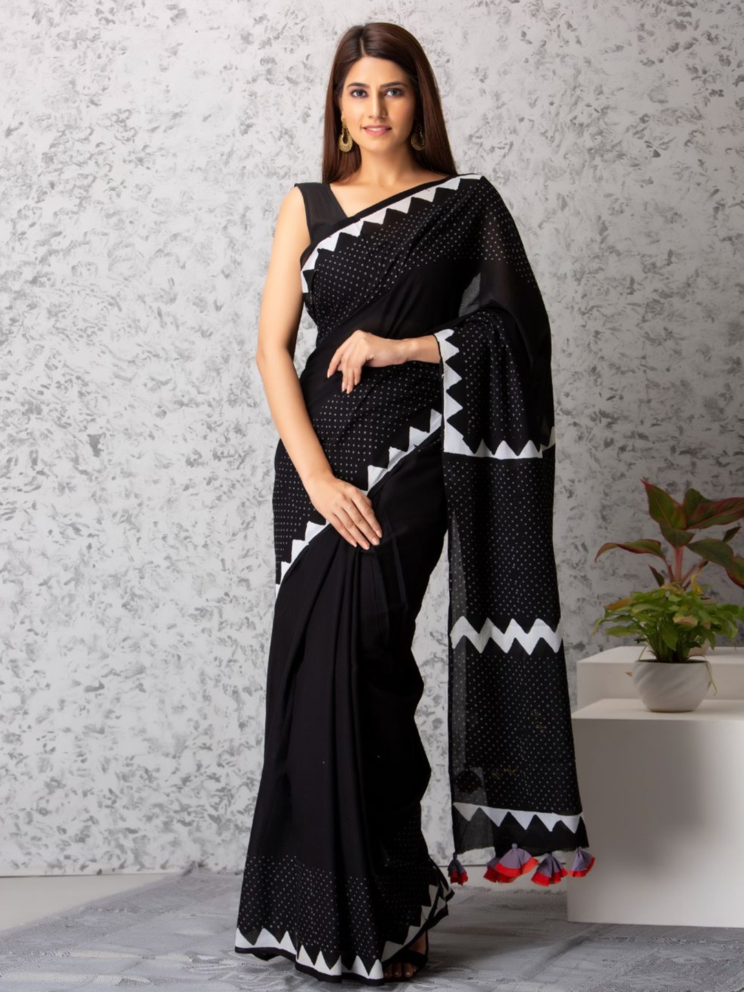 

Baisacrafts Black & White Pure Cotton Block Print Saree With Blouse