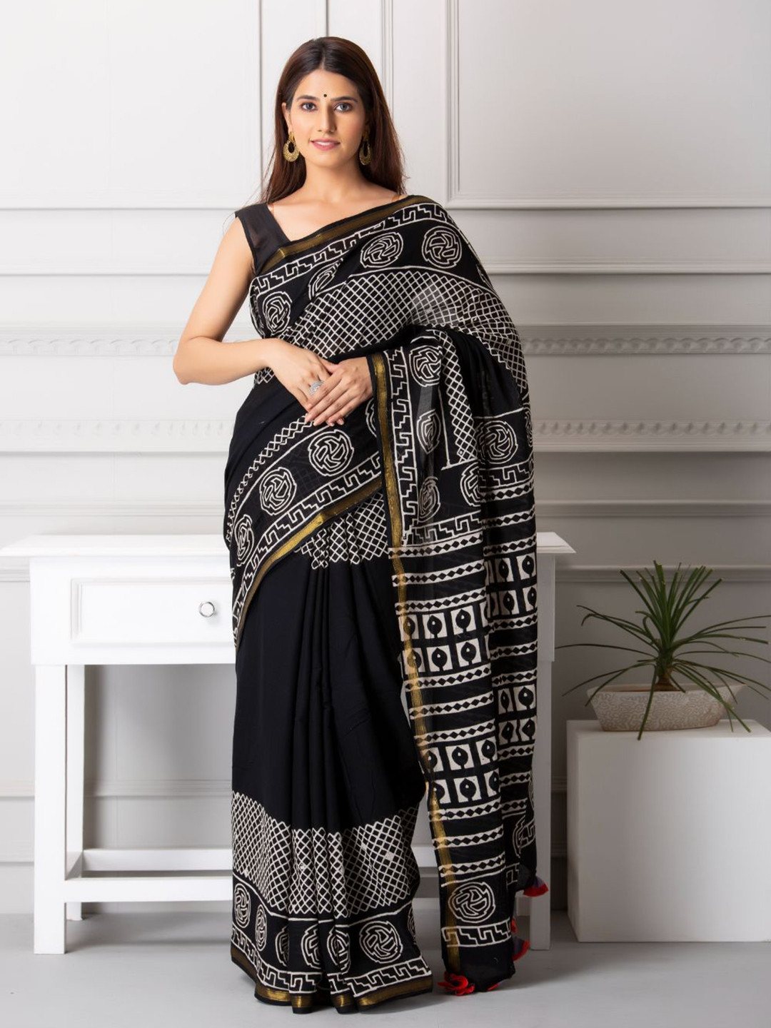 

Baisacrafts Black & White Zari Pure Cotton Block Print Saree
