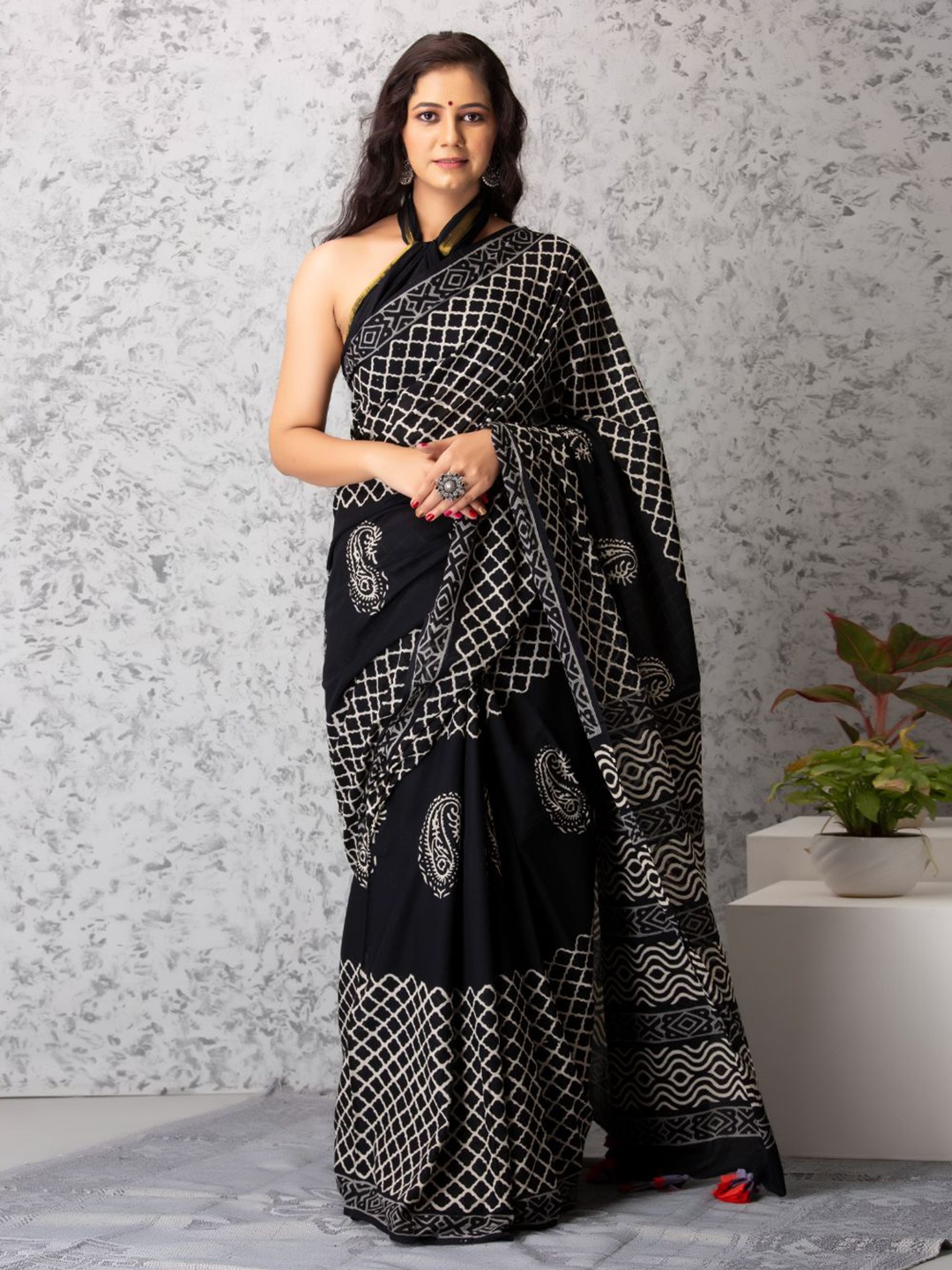 

Baisacrafts Black & White Pure Cotton Block Print Saree