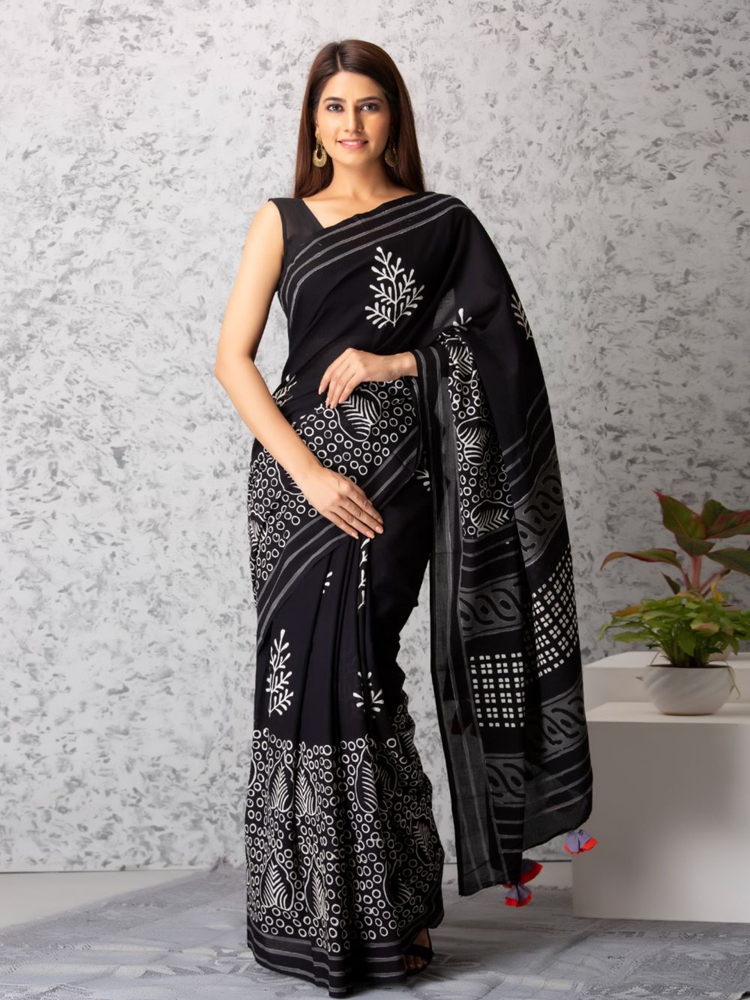 

Baisacrafts Black & White Ethnic Motifs Pure Cotton Block Print Saree