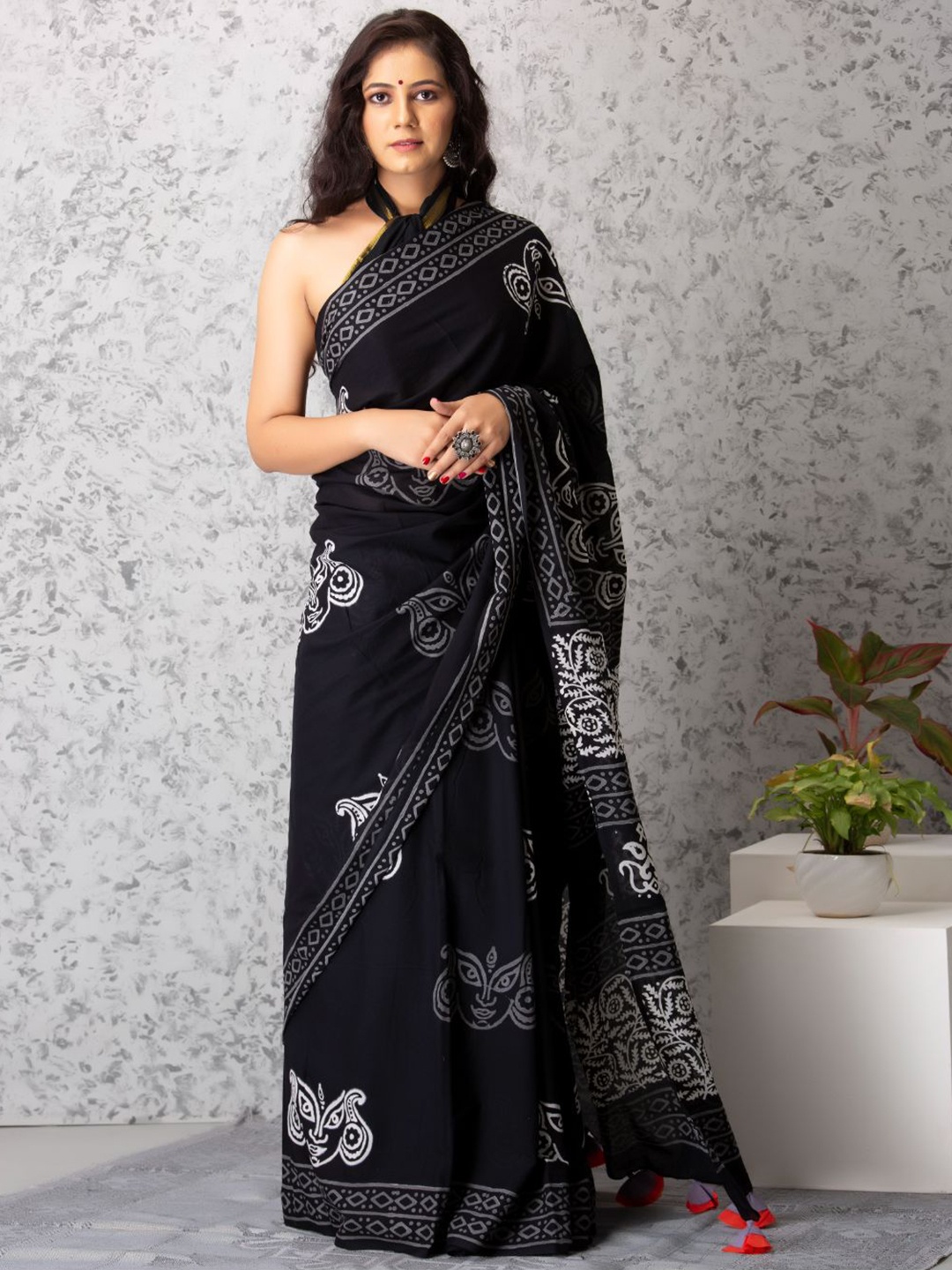 

Baisacrafts Black & White Ethnic Motifs Pure Cotton Block Print Saree