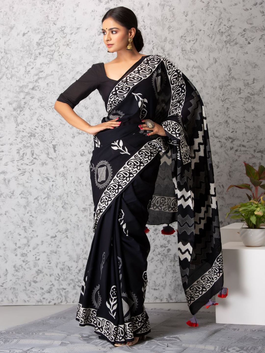 

Baisacrafts Black & White Ethnic Motifs Pure Cotton Block Print Saree