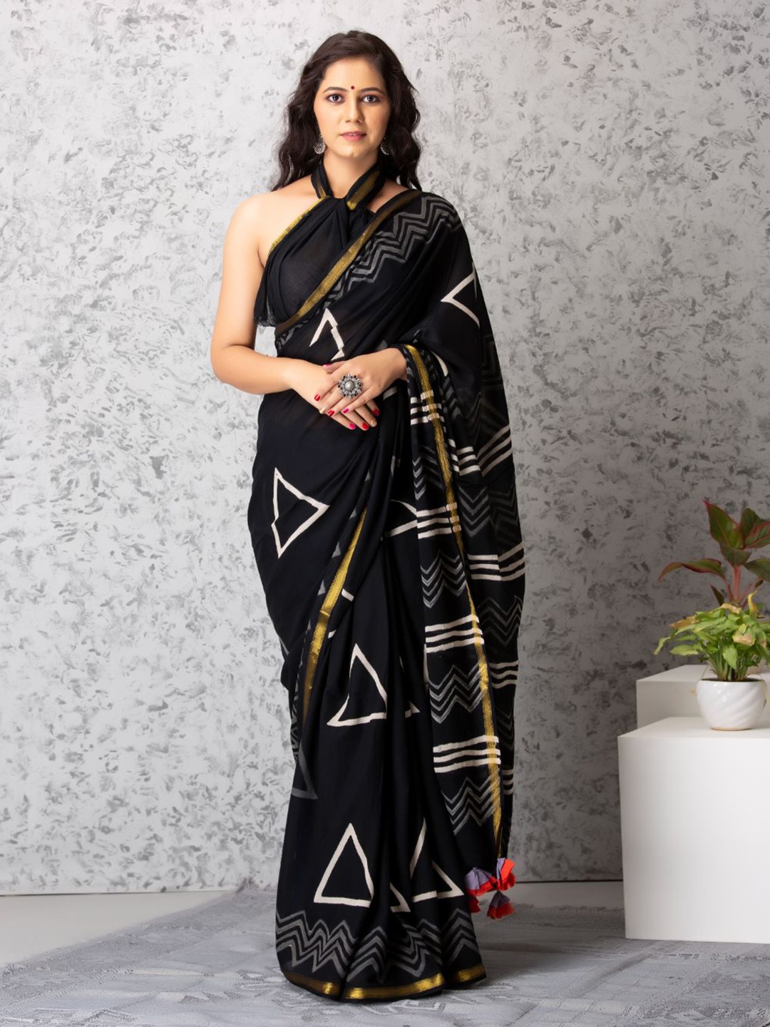 

Baisacrafts Black & White Zari Pure Cotton Block Print Saree