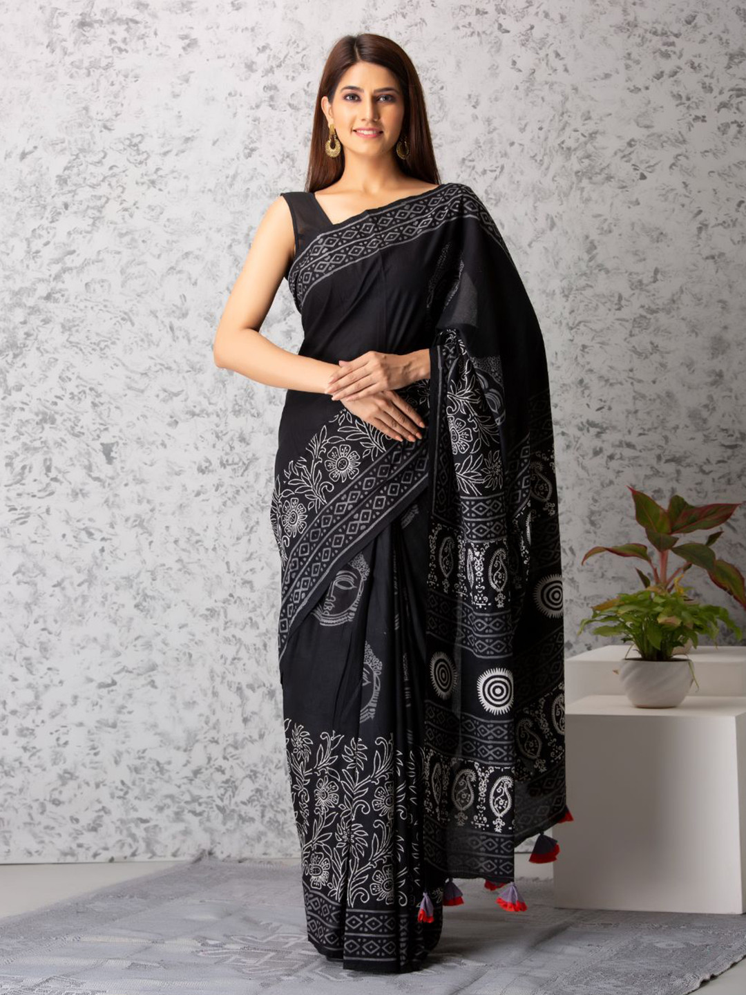 

Baisacrafts Black & White Floral Pure Cotton Block Print Saree