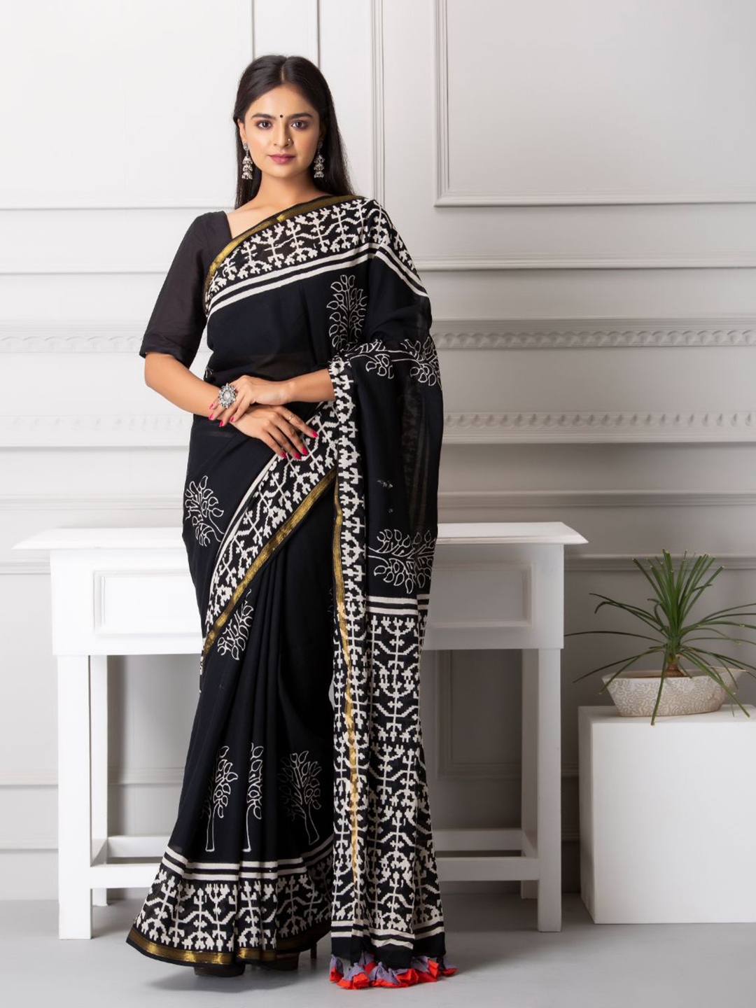 

Baisacrafts Black & White Zari Pure Cotton Block Print Saree