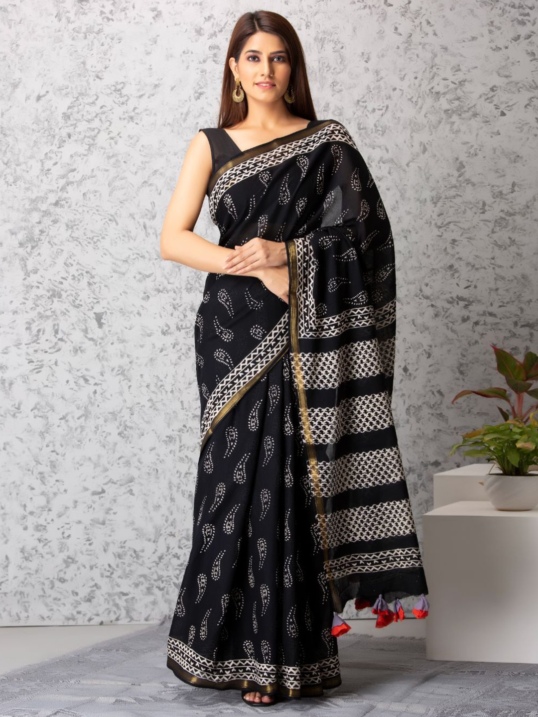 

Baisacrafts Black & White Floral Zari Pure Cotton Block Print Saree