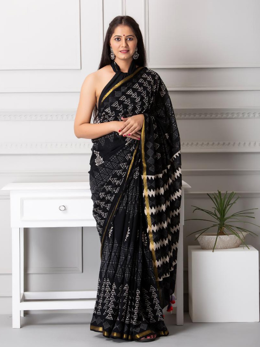 

Baisacrafts Black Ethnic Motifs Zari Pure Cotton Block Print Saree
