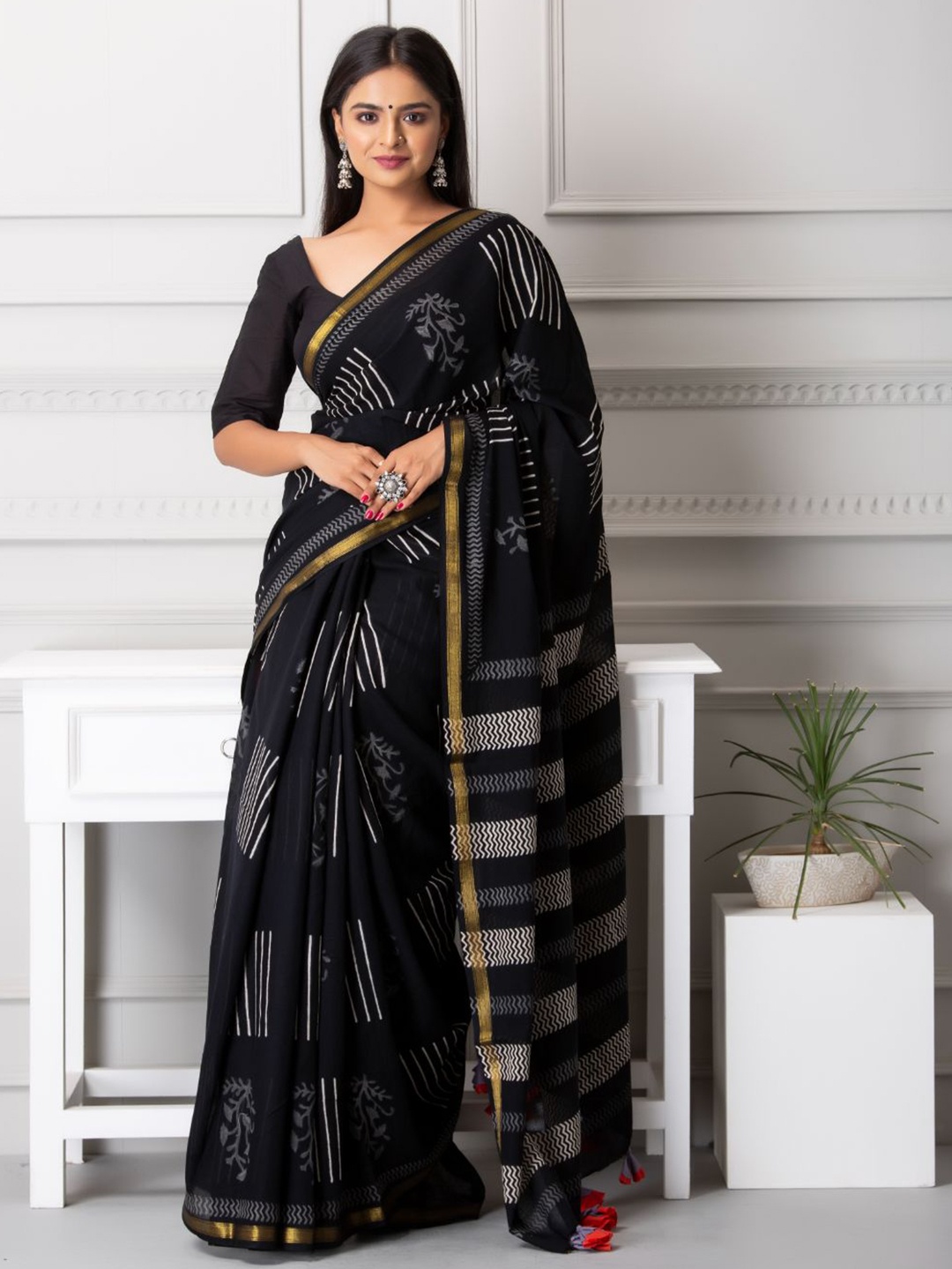 

Baisacrafts Black & White Floral Zari Pure Cotton Block Print Saree