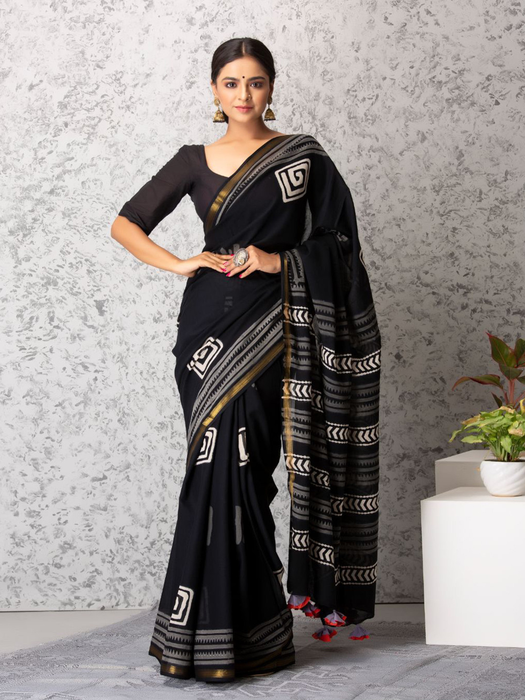 

Baisacrafts Black & White Zari Pure Cotton Block Print Saree