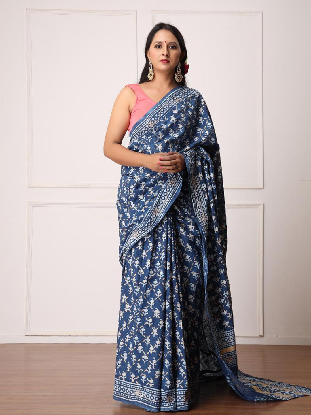 

Baisacrafts Blue & White Floral Pure Cotton Half And Half Dabu Saree