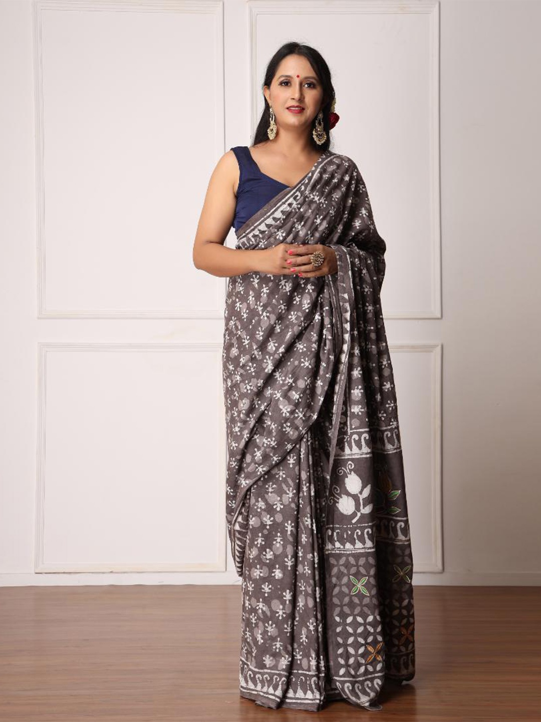 

Baisacrafts Grey & White Pure Cotton Dabu Saree