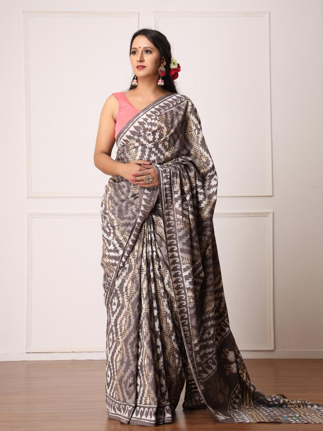 

Baisacrafts Grey & White Pure Cotton Dabu Saree
