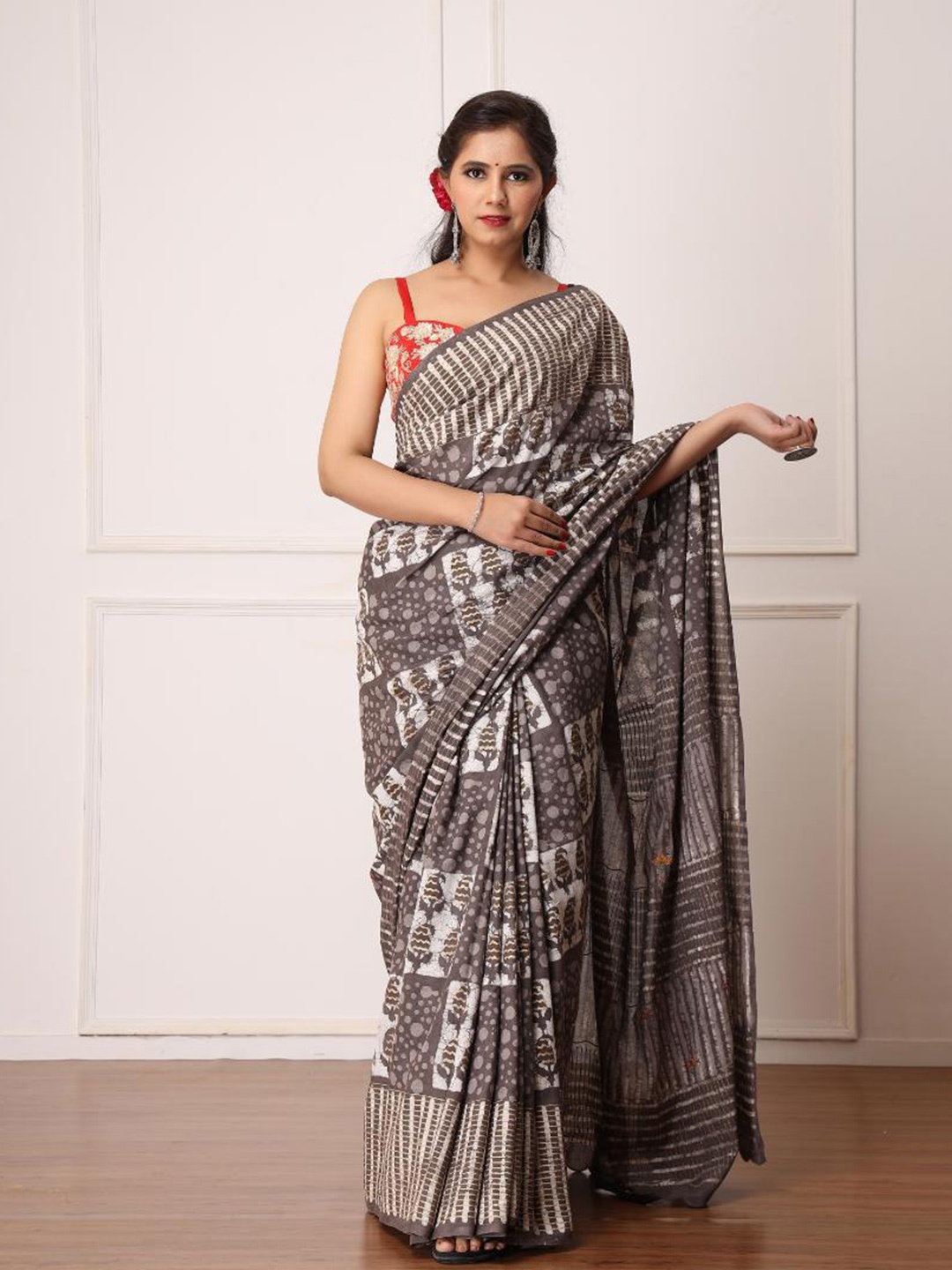 

Baisacrafts Grey & White Pure Cotton Dabu Saree