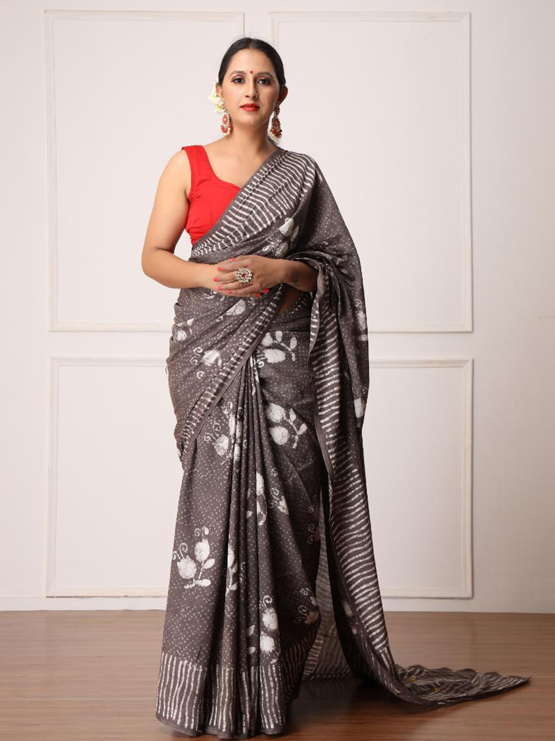 

Baisacrafts Women Grey & White Floral Pure Cotton Dabu Saree