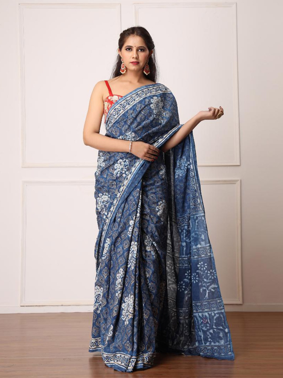 

Baisacrafts Blue & White Floral Pure Cotton Dabu Saree