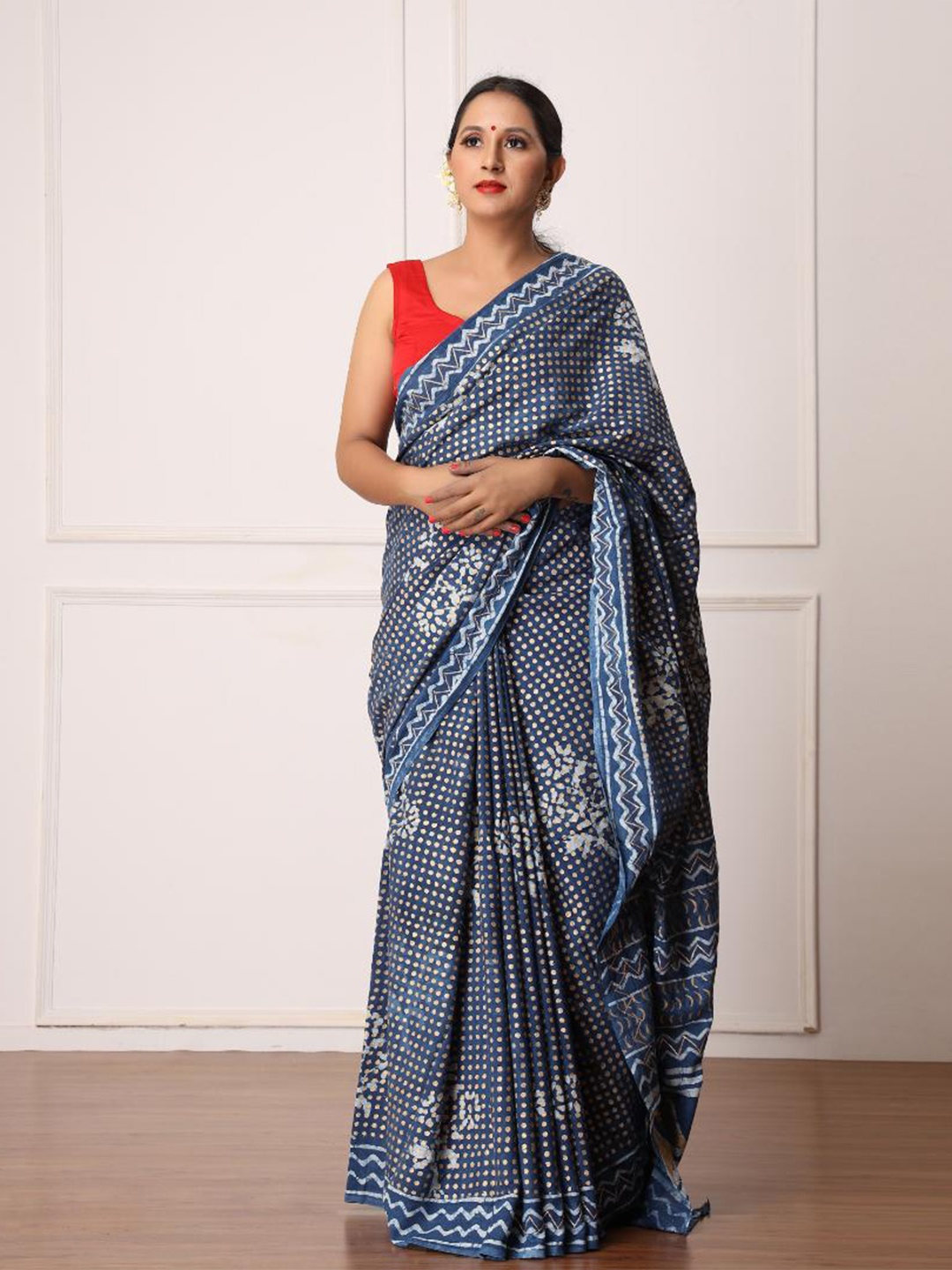 

Baisacrafts Blue & White Floral Pure Cotton Dabu Saree