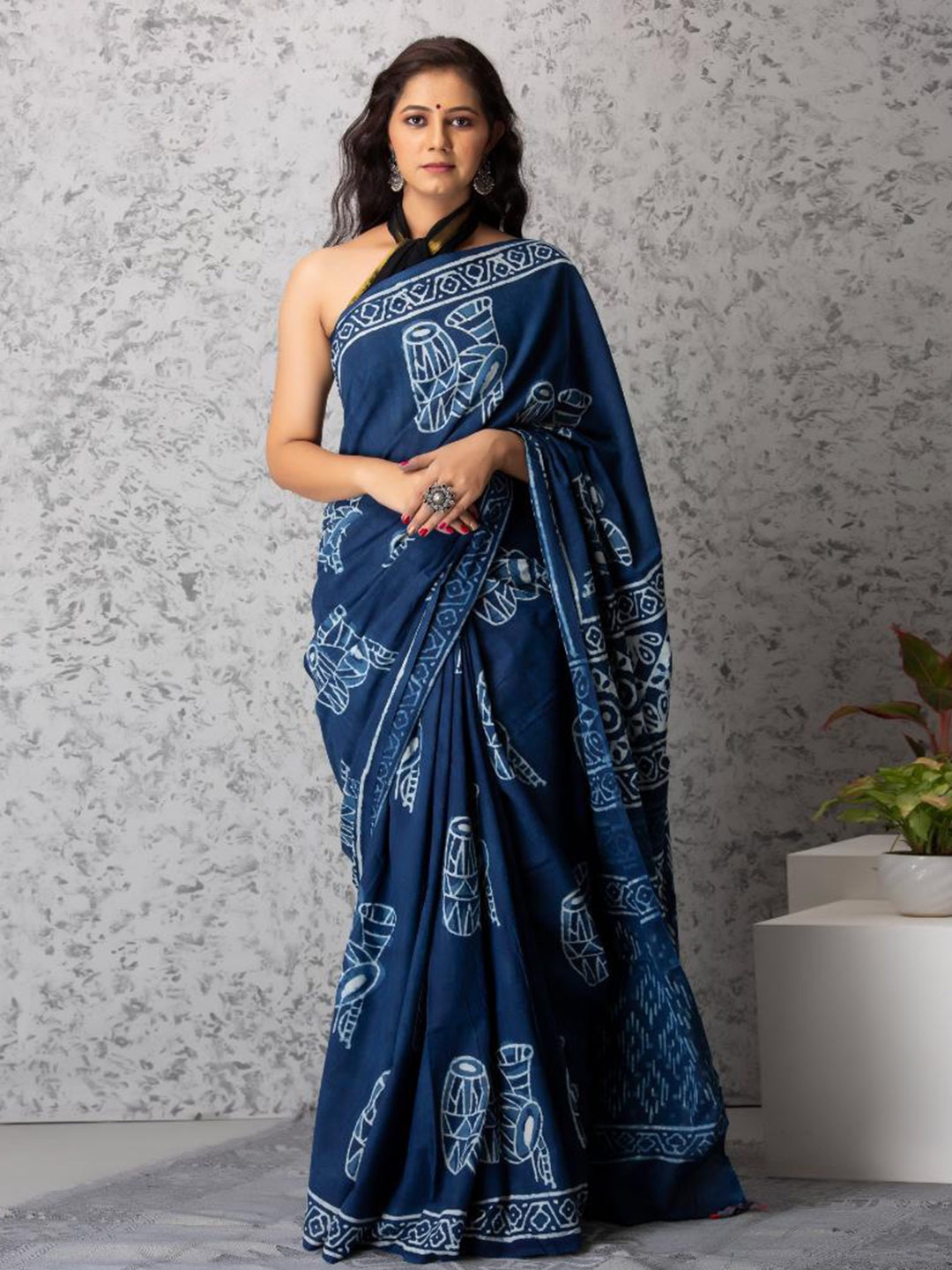 

Baisacrafts Blue & White Ethnic Motifs Pure Cotton Dabu Saree