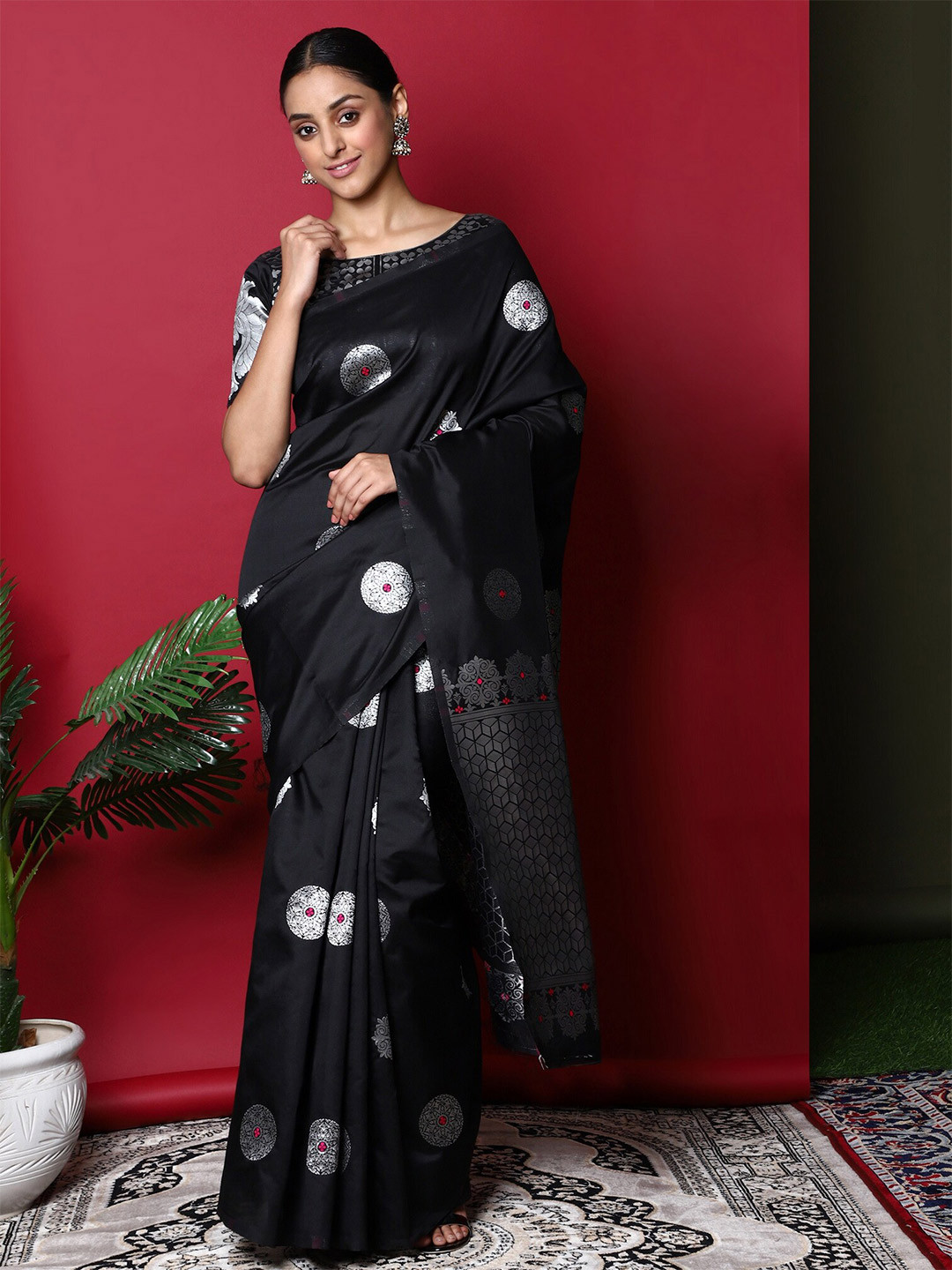 

Glemora Black & Silver-Toned Woven Design Zari Art Silk Kanjeevaram Saree