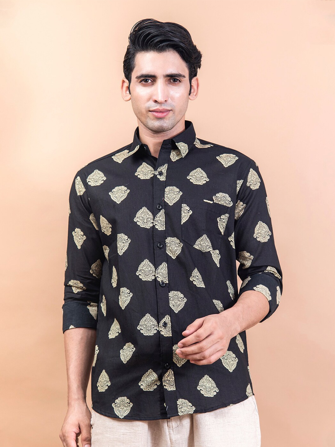 

Tistabene Men Black Floral Printed Casual Cotton Shirt