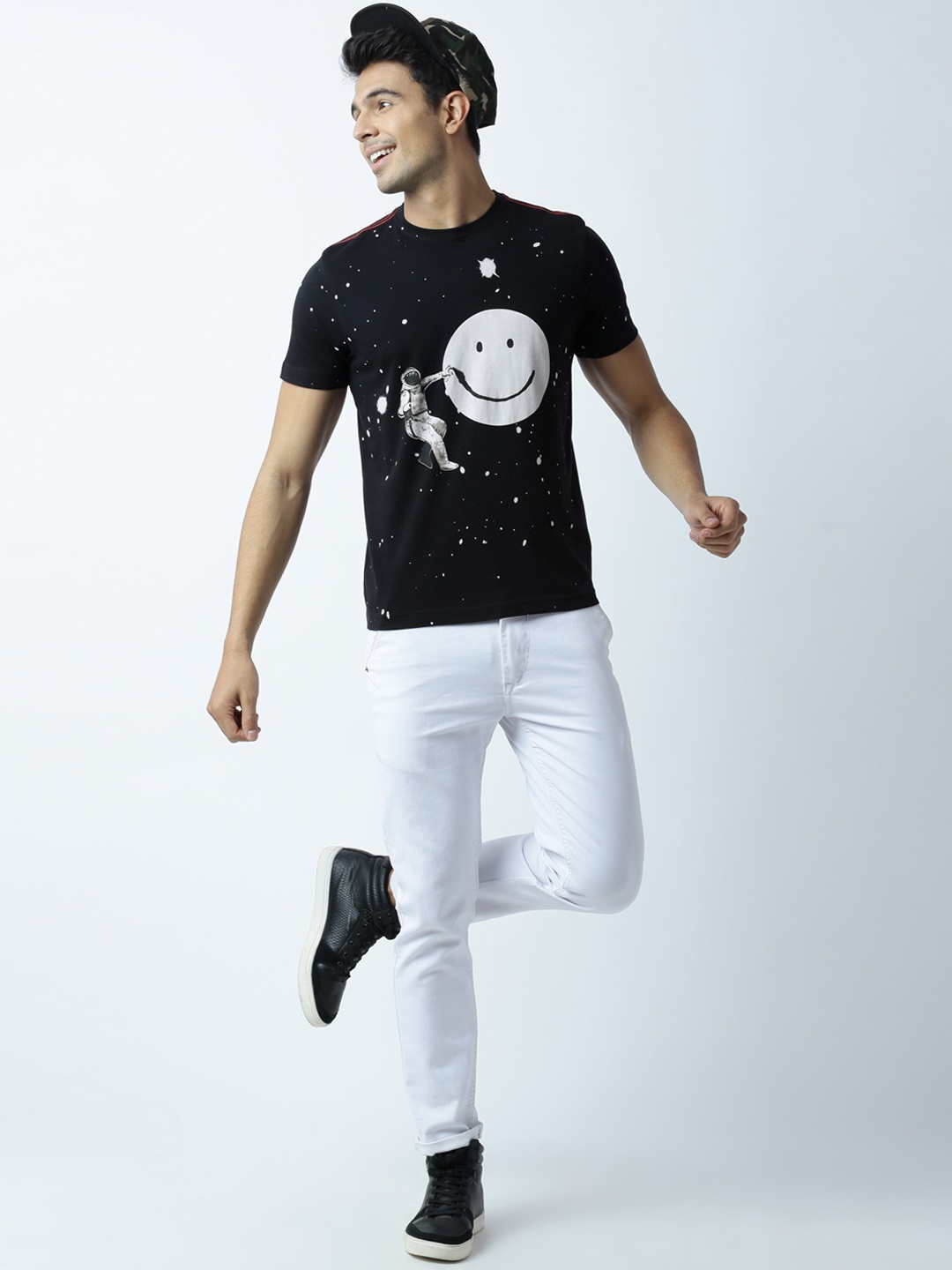 

Huetrap Men Black Printed Round Neck T-shirt