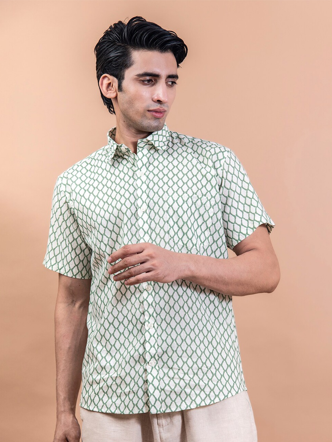 

Tistabene Men White Geometric Printed Casual Shirt