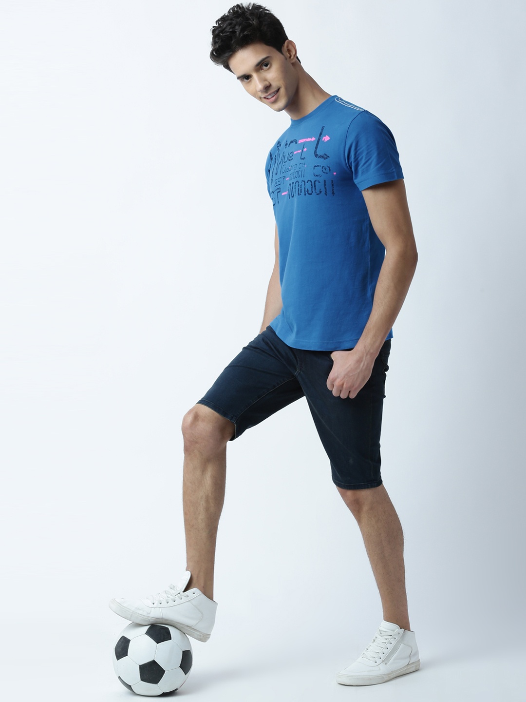 

Huetrap Men Blue Printed Round Neck T-shirt