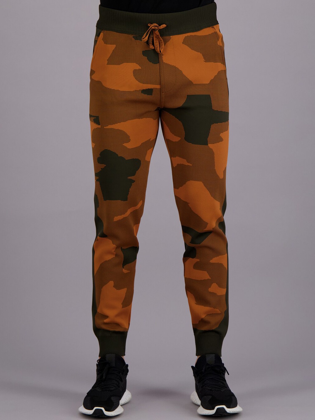 

FREESOUL Men Orange Camouflage Printed Jogger