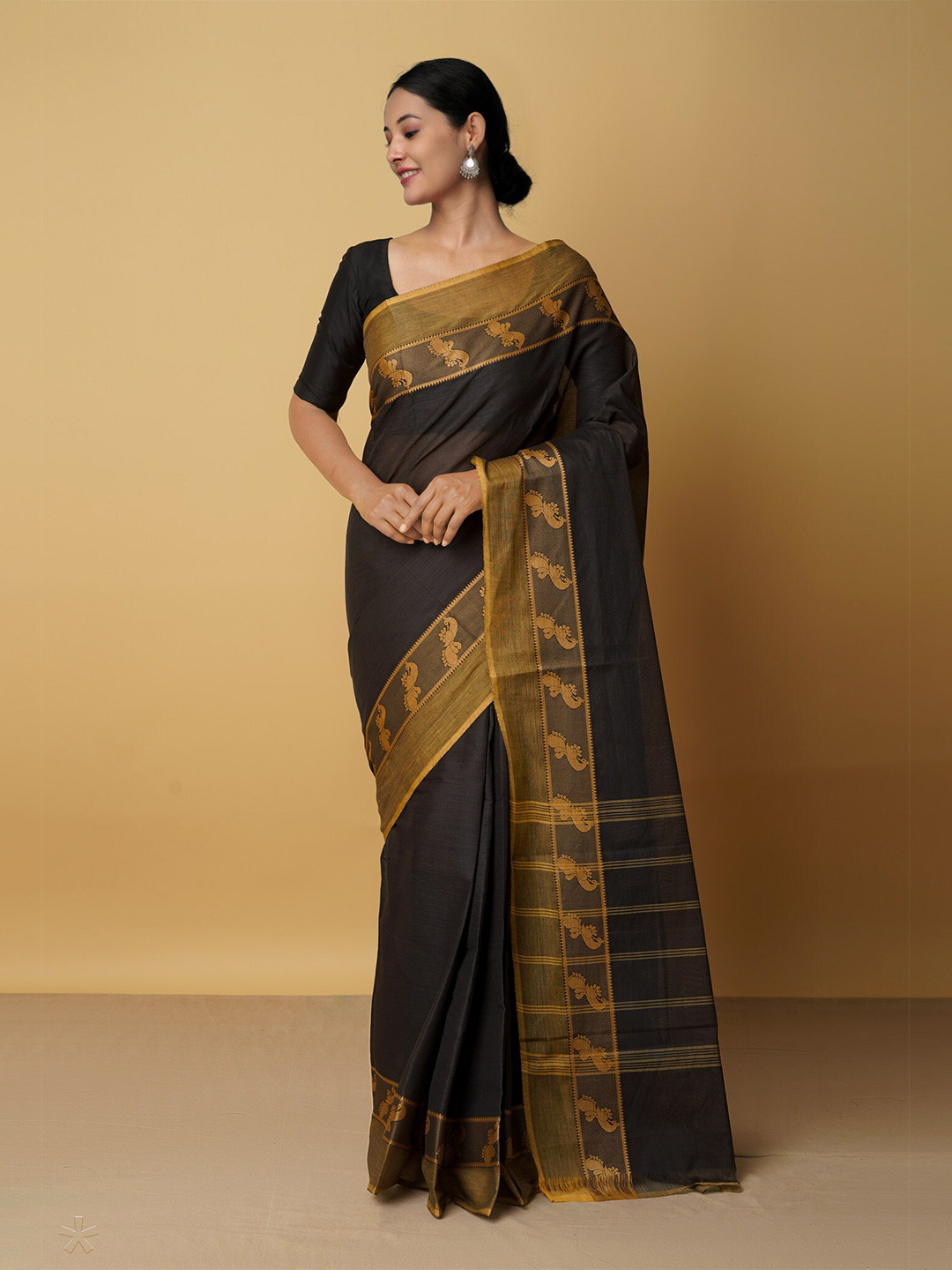 

Unnati Silks Women Black & Gold-Toned Pure Cotton Kanjeevaram Saree