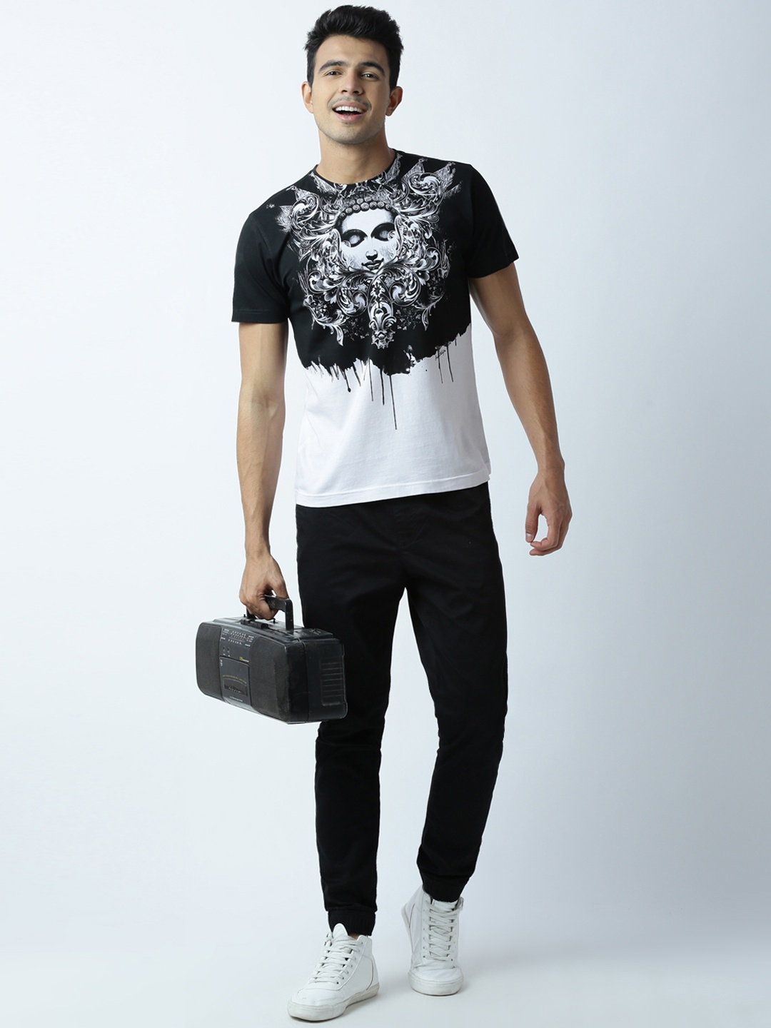 

Huetrap Men White & Black Printed Round Neck T-shirt