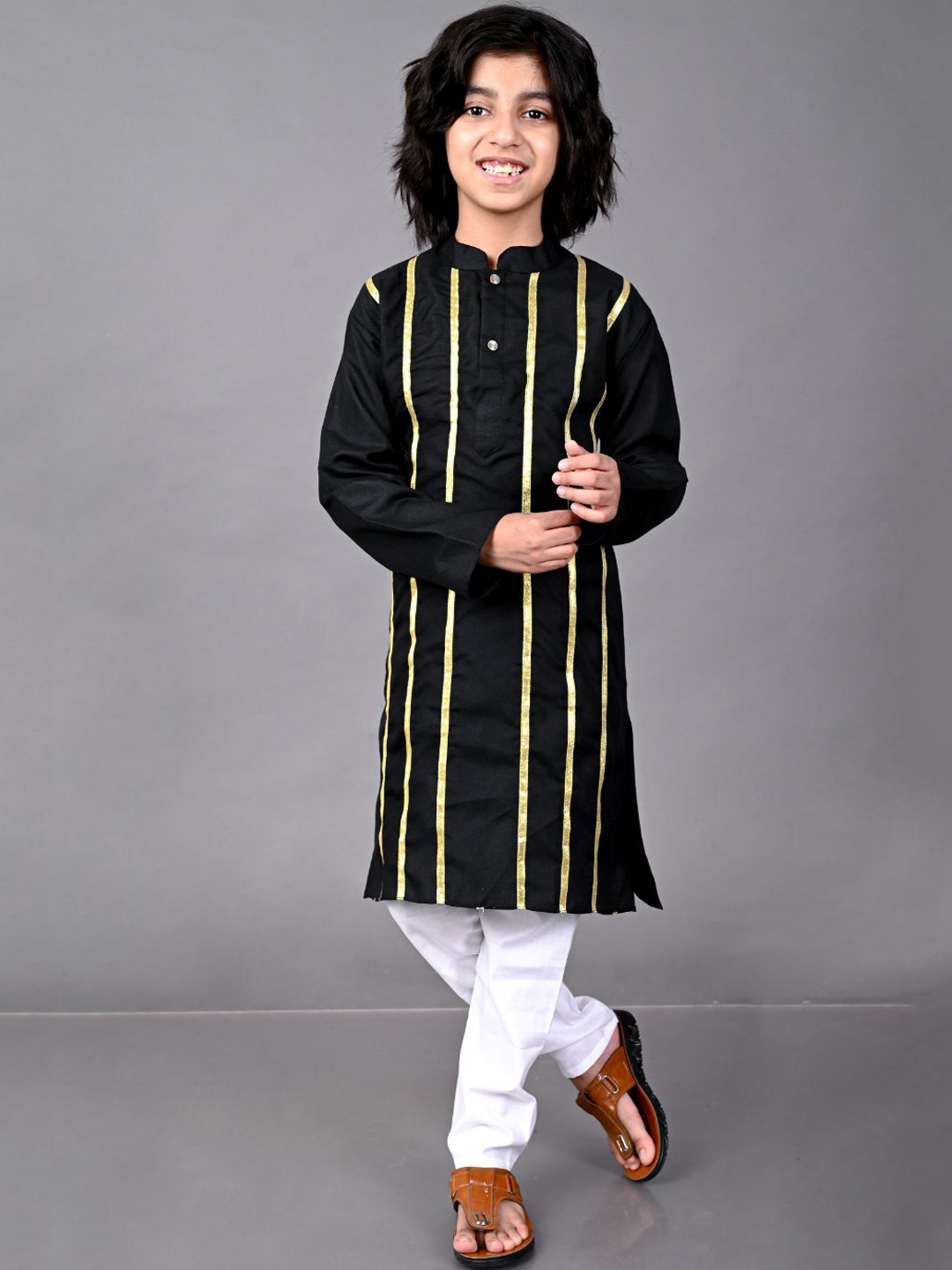 

VESHAM Boys Black Embroidered Kurta with Churidar