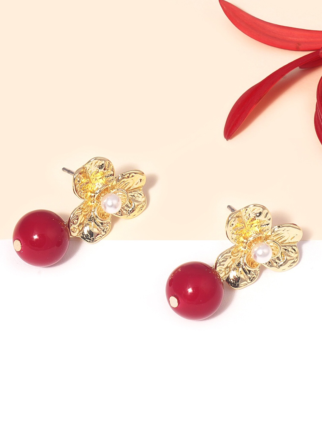 

BELLEZIYA Women Gold-Toned Contemporary Studs Earrings