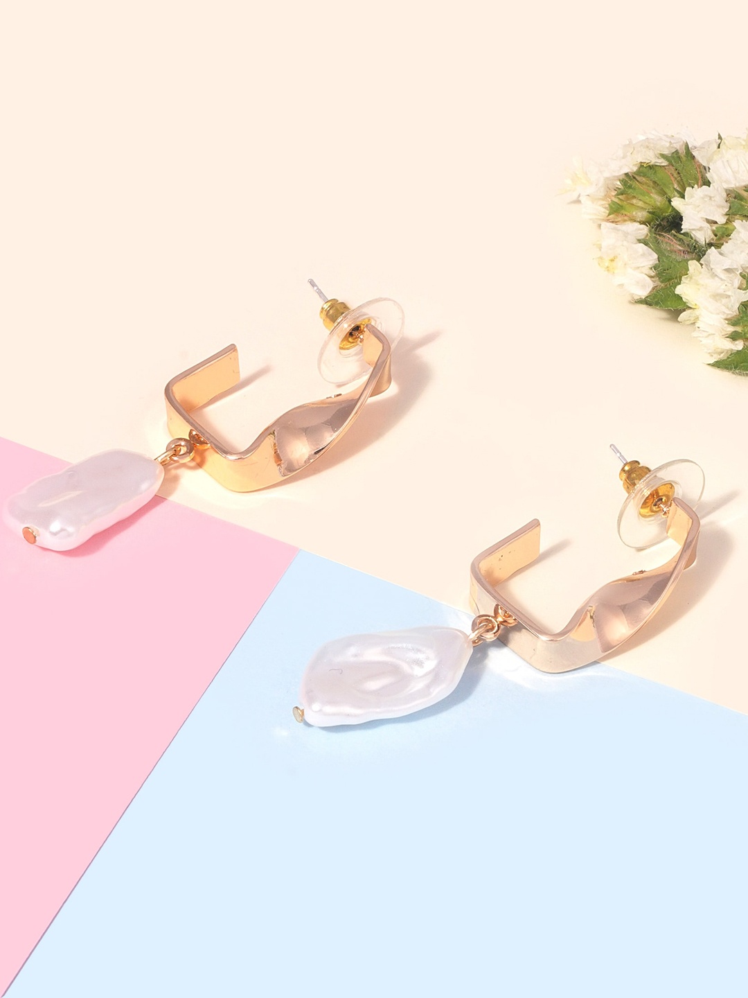 

BELLEZIYA Gold-Toned Contemporary Drop Earrings