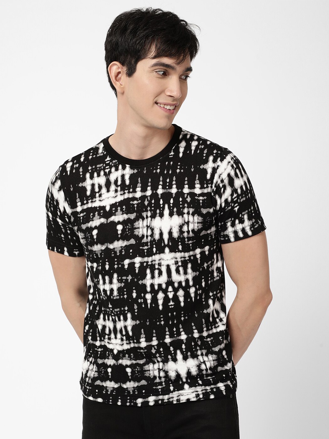 

VASTRADO Men Black & White Tie and Dye T-shirt