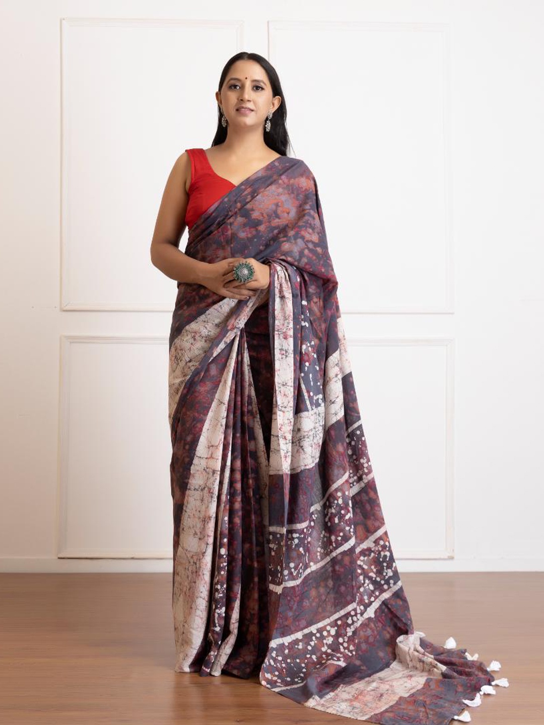 

Baisacrafts Grey & Maroon Batik Print Pure Cotton Saree