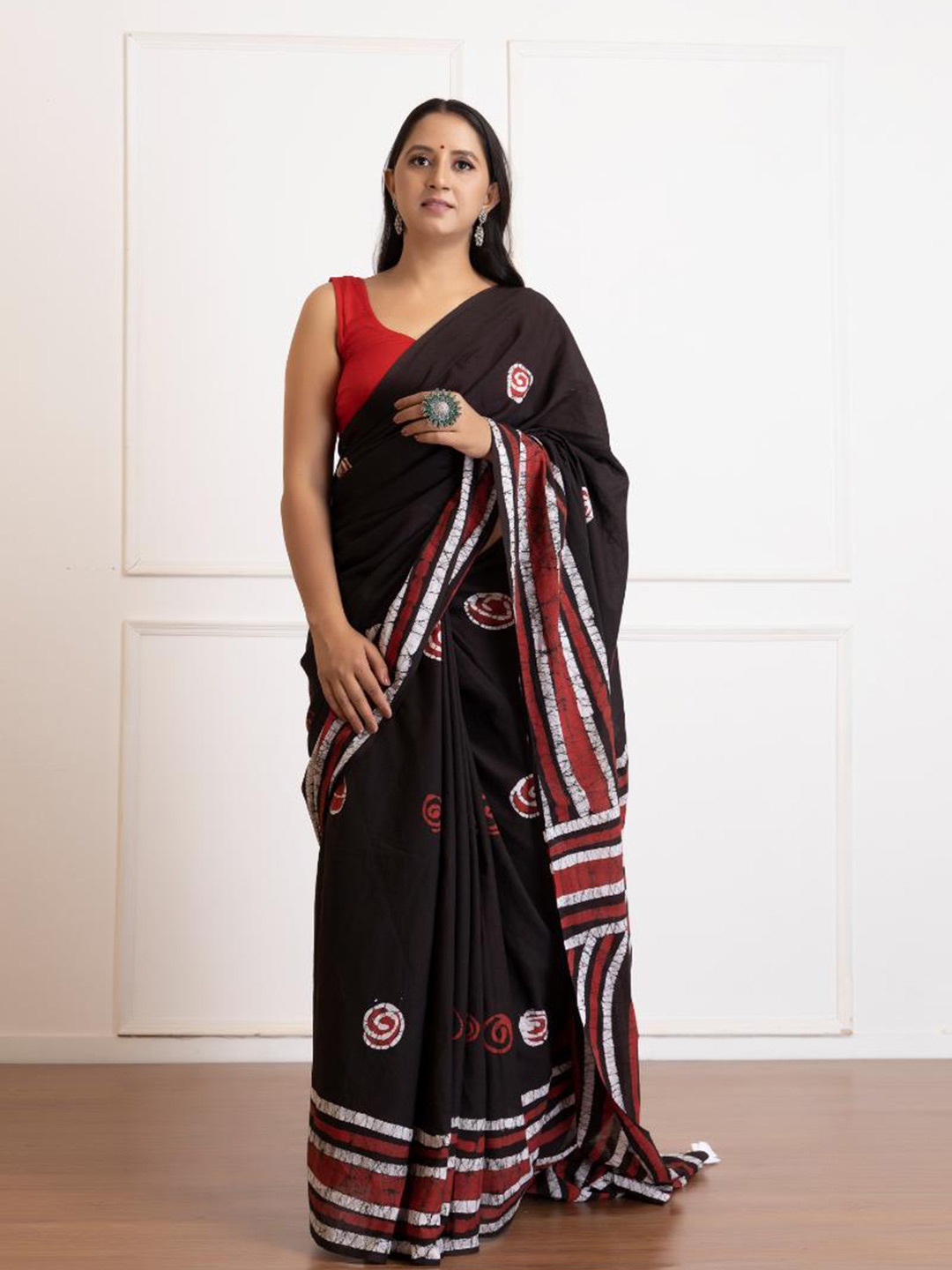 

Baisacrafts Black & White Pure Cotton Block Print Saree