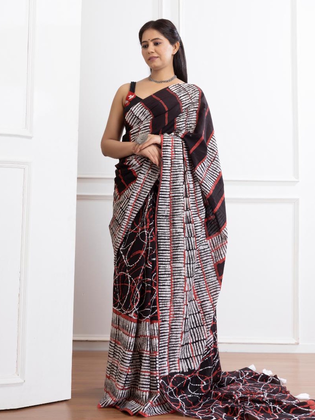 

Baisacrafts Black & White Batik Pure Cotton Block Print Saree