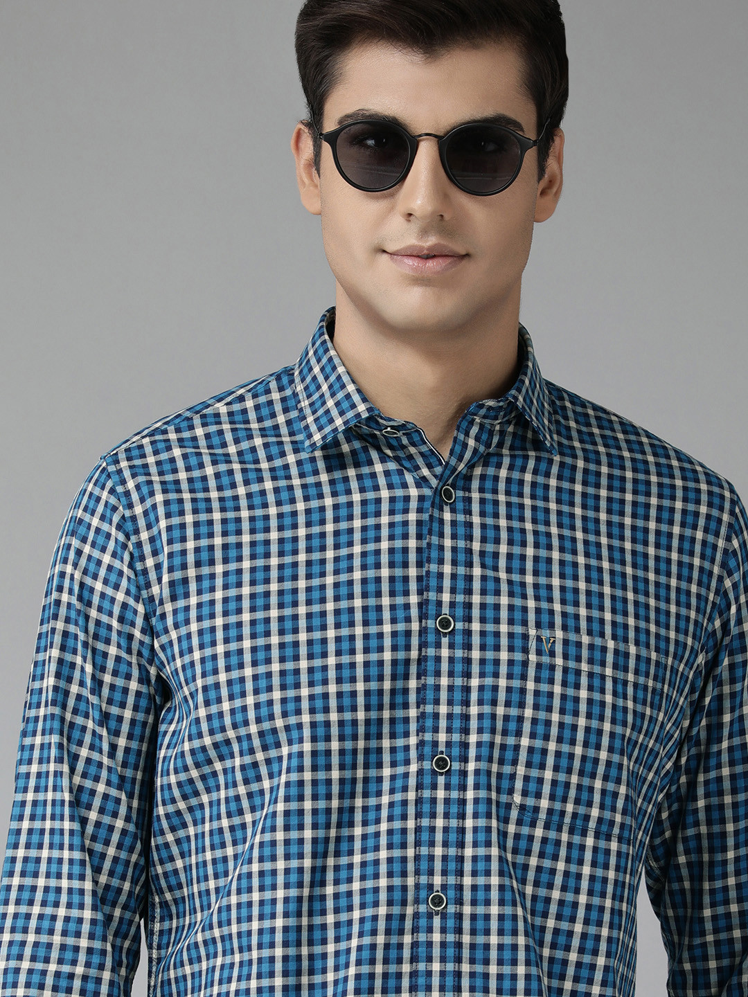 

Van Heusen Sport Men Blue & Off White Slim Fit Checked Pure Cotton Casual Shirt
